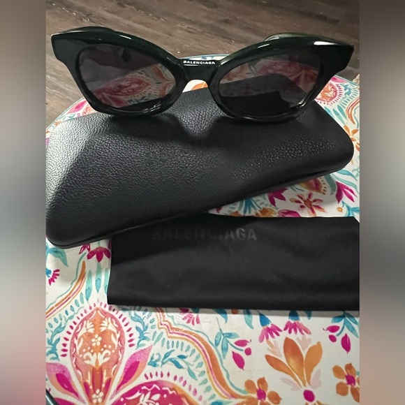 New Pair of Balenciaga Green Sunglasses - Picture 1 of 5